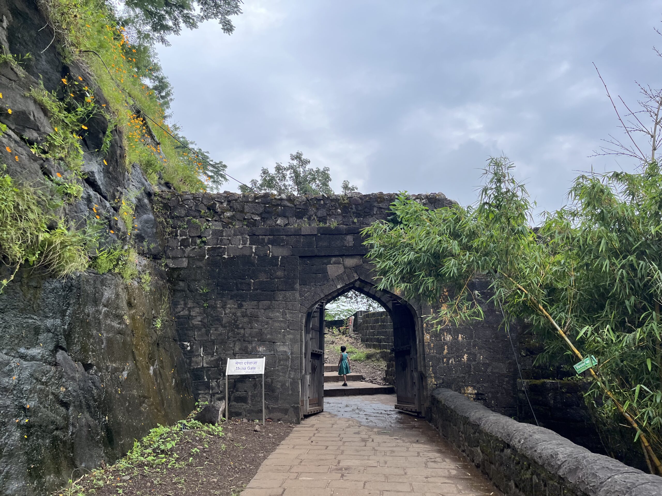 Shivneri Fort : शिवनेरी किल्ला छत्रपती शिवाजी महाराजांच्या बालपणाचा साक्षीदार